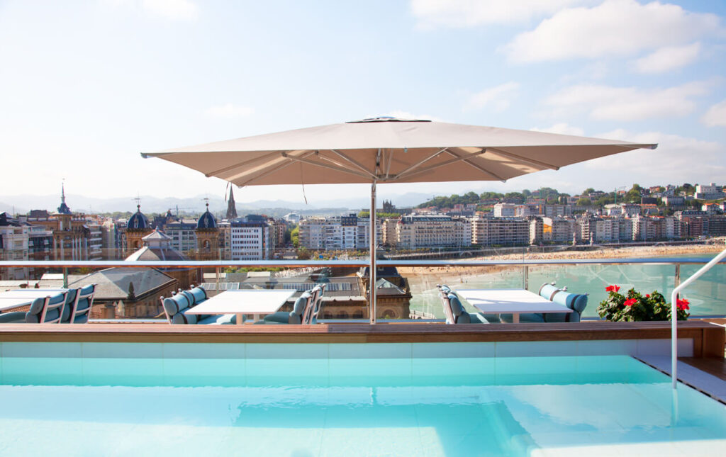 Piscina con vistas a la playa de La Concha