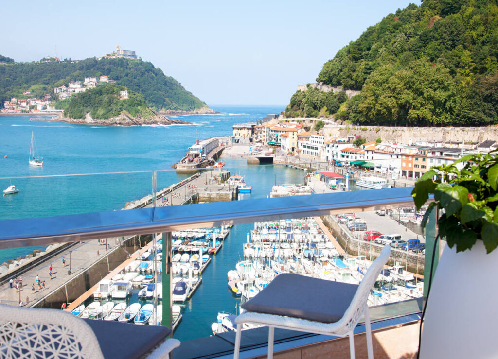 Vista desde la piscina al puerto de San Sebastián