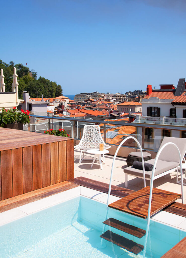 Vista desde piscina al casco viejo de San Sebastián