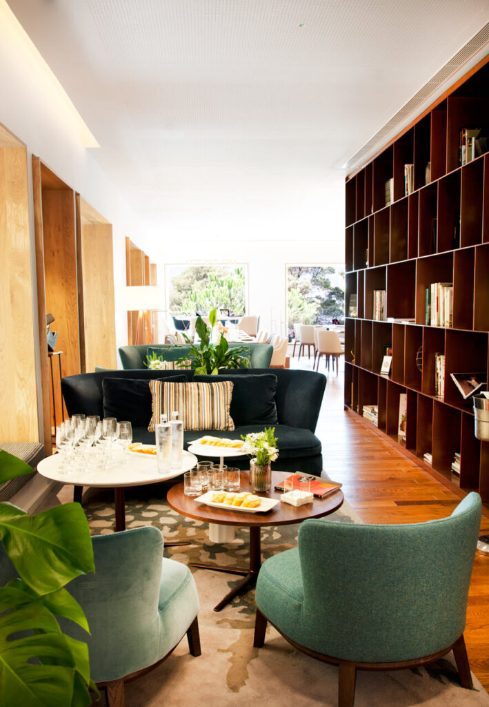 Recepción con pequeño refrigerio y una estantería con libros